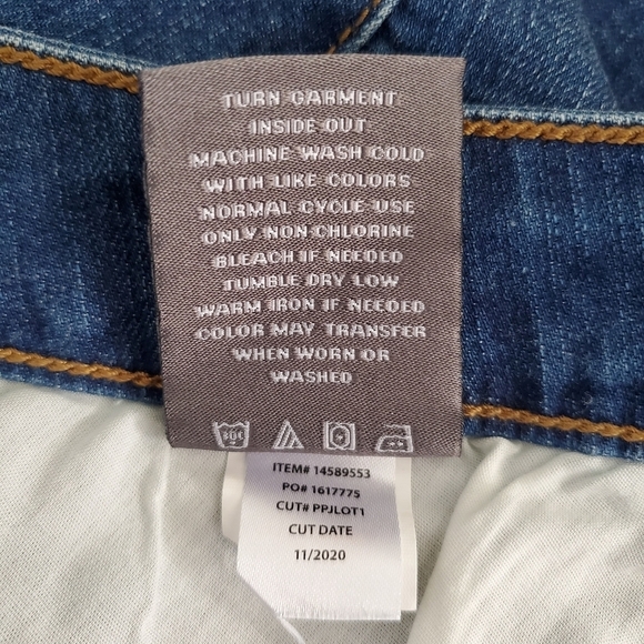 TORRID 'FEEL THE FIT' SHORTS ZIPPER-FLY RAW-HEM MED-WASH BLUE WOMENS (12) - Picture 9 of 9